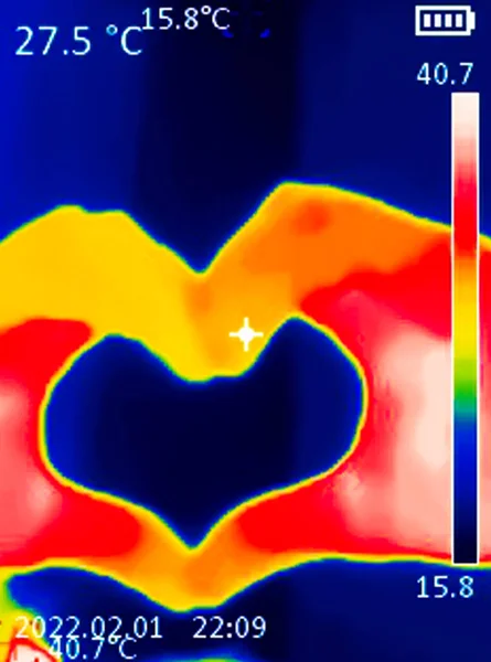 人間の心を持つ手の熱画像 異なる色で異なる温度を示す 熱を示す赤を示す青から 関節の炎症を示すことができます レッドパーム — ストック写真