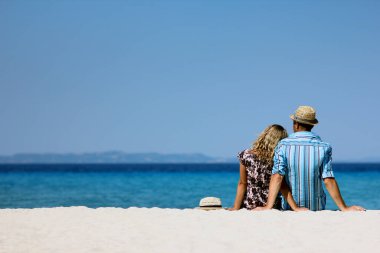 Yazın kumsalda aşık bir çift.