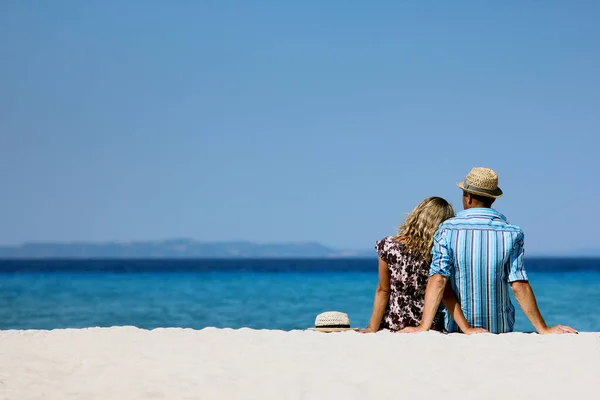 Coppia Innamorata Spiaggia Estate — Foto Stock