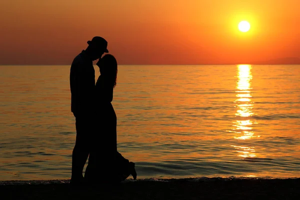 Silueta Una Feliz Pareja Amorosa Atardecer Orilla Del Mar — Foto de Stock