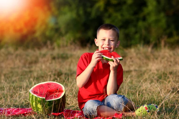 Bambini Felici Mangiano Anguria Estate — Foto Stock