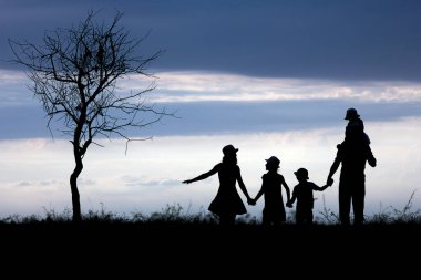 Park arka planındaki mutlu aile silueti