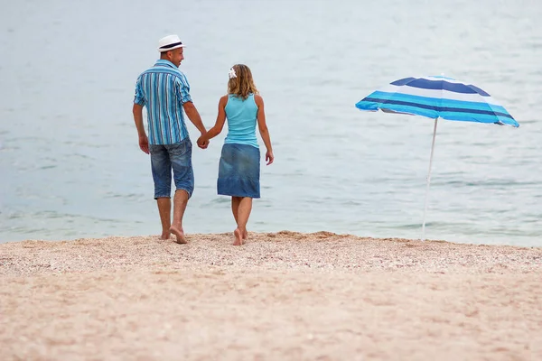 Pareja Feliz Pasar Tiempo Camping Junto Mar —  Fotos de Stock