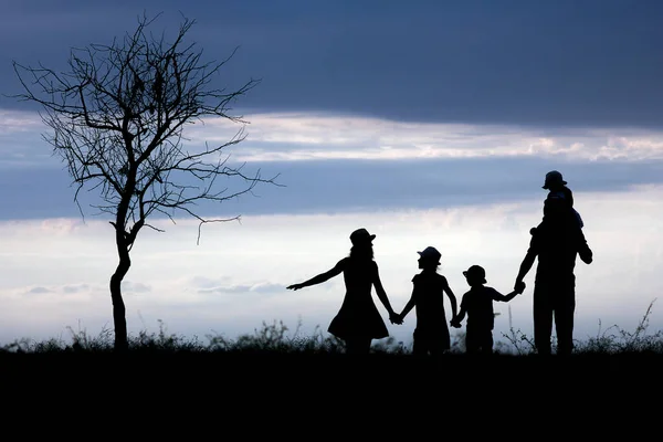 Happy Rodina Silueta Přírodě Parku Pozadí — Stock fotografie