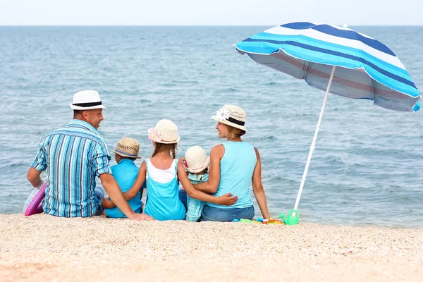 Familia Feliz Jugando Junto Orilla Del Mar Fondo Arena — Foto de Stock