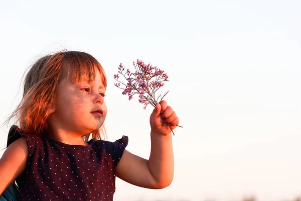 Bambino Felice Con Fiore Mano Regalo Genitore All Aperto Nel — Foto Stock