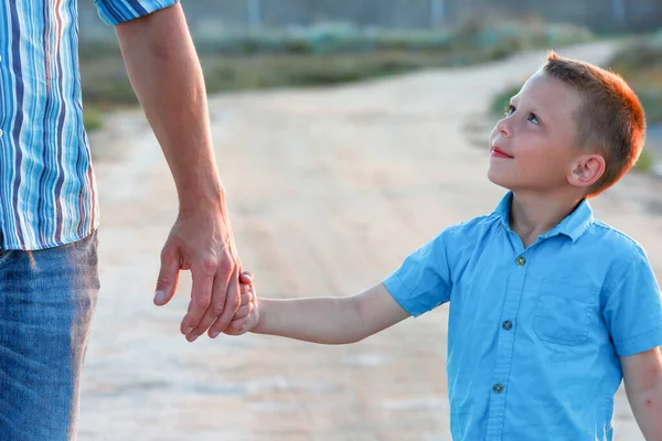Ręce Szczęśliwego Dziecka Rodzica Przyrodzie Parku Przy Drodze — Zdjęcie stockowe
