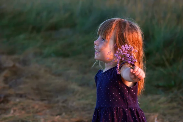 Heureux Enfant Avec Une Fleur Dans Les Mains Donne Cadeau — Photo