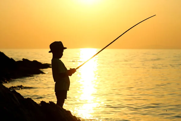 Silhueta Menino Com Uma Vara Pesca Mar — Fotografia de Stock