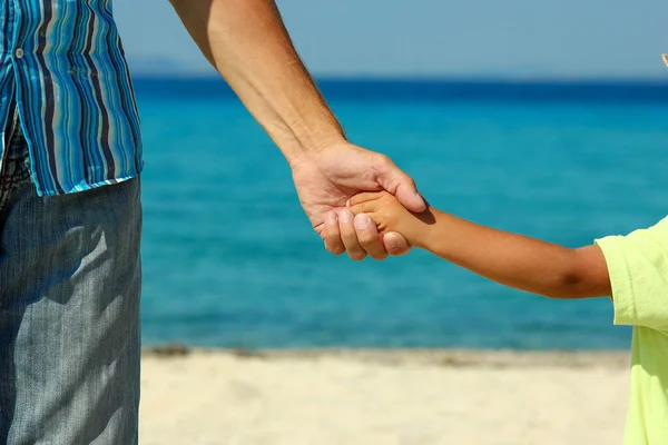 Genitore Tiene Mano Del Bambino Sulla Spiaggia Estate — Foto Stock