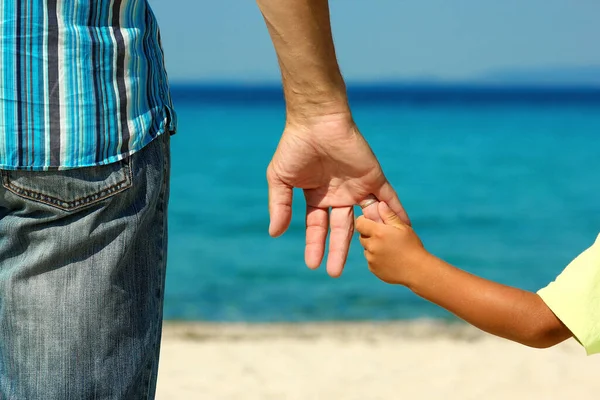 Parent Holds Child Hand Beach Summer — Stock Photo, Image