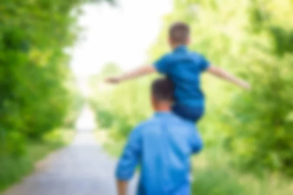 Счастливый Ребенок Родителями Плечах Ходить Дороге Парке Фоне — стоковое фото