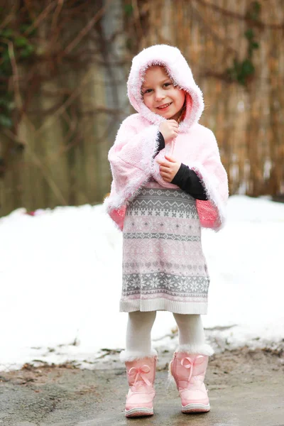 Cute Little Girl Zimie Parku Zimnym Śniegiem — Zdjęcie stockowe