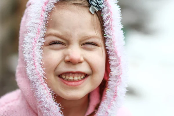 Kışın Parkta Kar Yağarken Çok Tatlı Bir Kız — Stok fotoğraf