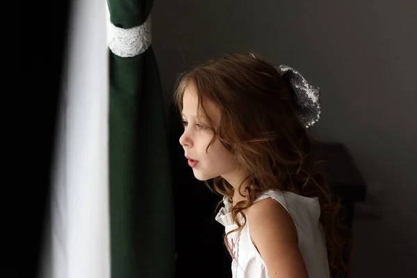 Nettes Kleines Mädchen Kleid Blickt Aus Dem Fenster Innenraum Konzept — Stockfoto