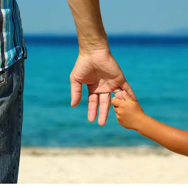 Γονιός Κρατά Χέρι Του Παιδιού Στην Παραλία Καλοκαίρι — Φωτογραφία Αρχείου