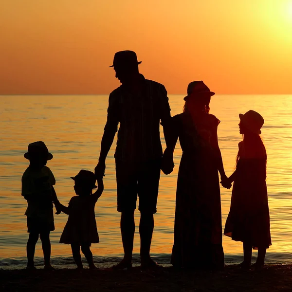 Familiensilhouette Bei Sonnenuntergang Meer Sommer — Stockfoto