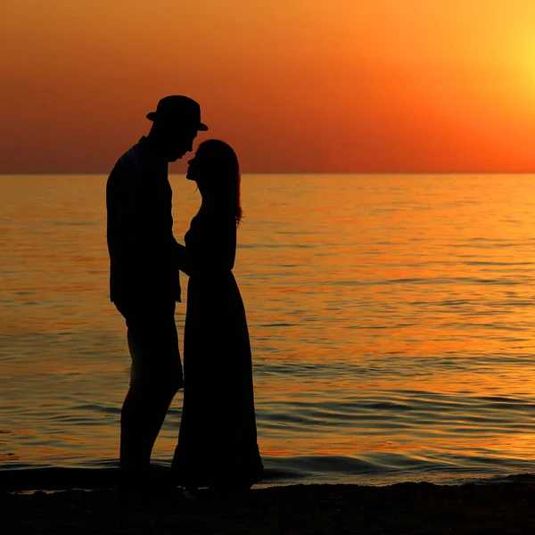 Σιλουέτα Ενός Ευτυχισμένου Ζευγαριού Αγάπης Στο Ηλιοβασίλεμα Στην Παραλία — Φωτογραφία Αρχείου