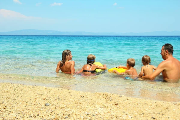 Familia Con Niños Baña Mar Concepto Felicidad Vacaciones —  Fotos de Stock