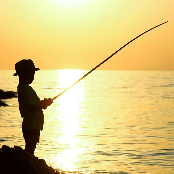 Silhuett Pojke Med Fiskespö Havet — Stockfoto