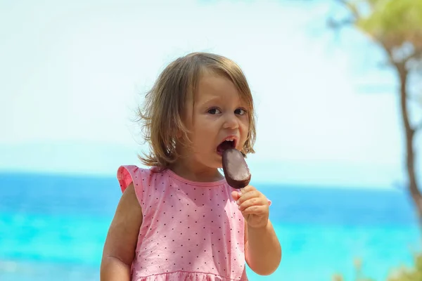公園の旅で自然の中で海によってアイスクリームと幸せな子供の女の子 — ストック写真