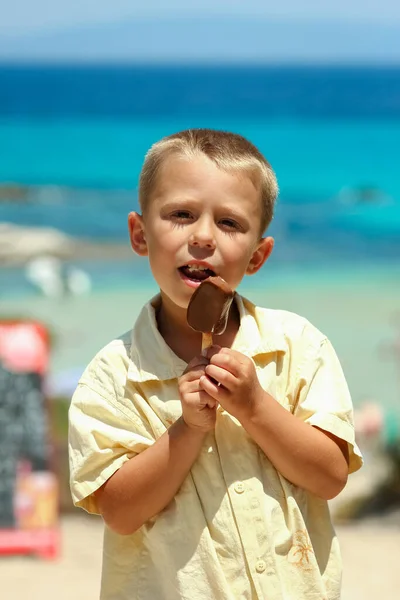 公園の旅で自然の中で海によってアイスクリームと幸せな子供の男の子 — ストック写真