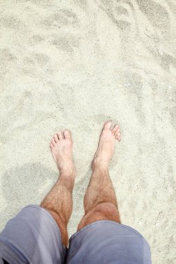 Yunan denizinin arka planında güzel bacaklar