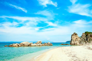 Parktaki arka planda deniz kenarında güzel bir doğa.