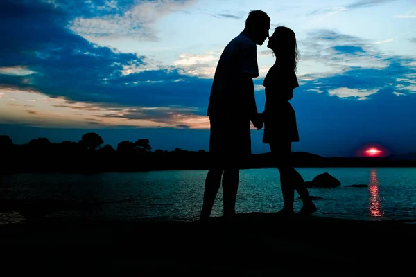 Feliz Pareja Por Mar Naturaleza Silueta Fondo — Foto de Stock