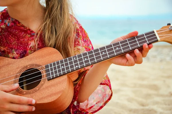 Niño Feliz Tocando Guitarra Junto Mar Griego Fondo Naturaleza — Foto de Stock