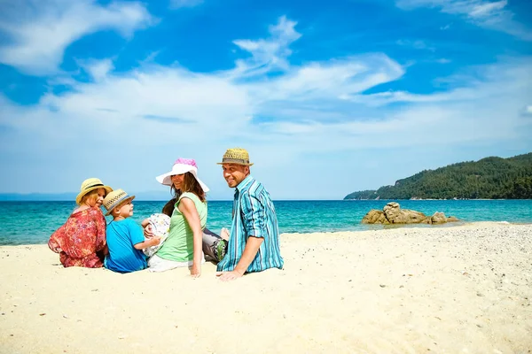 Famiglia Felice Mare Grecia Sullo Sfondo Della Natura — Foto Stock