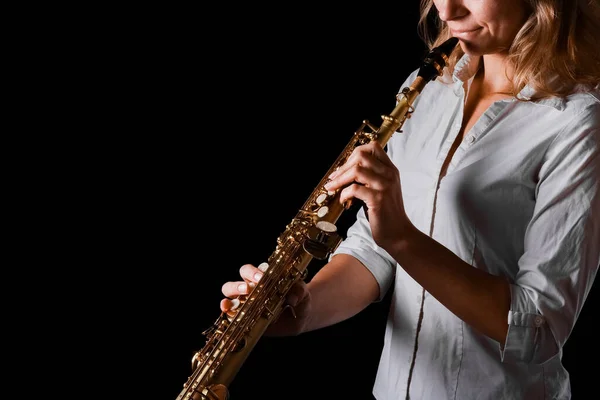 Soprano Saxofone Nas Mãos Uma Menina Fundo Preto — Fotografia de Stock