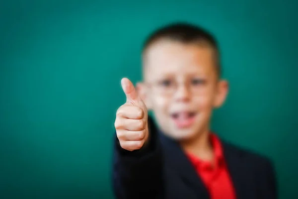 Glada Barn Barn Står Vid Svarta Tavlan Med Skola Ryggsäck — Stockfoto