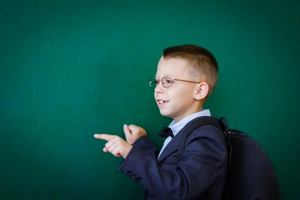 Glada Barn Barn Står Vid Svarta Tavlan Med Skola Ryggsäck — Stockfoto