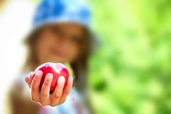 Gelukkig Kind Met Appel Natuur Tuin Achtergrond — Stockfoto