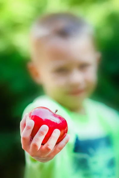 Boldog Gyermek Almával Természetben Kertben Háttér — Stock Fotó