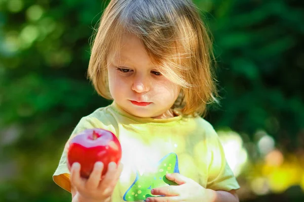 Enfant Heureux Avec Pomme Sur Nature Dans Fond Jardin — Photo