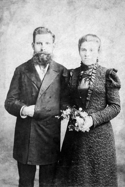Bir çiftin eski bir fotoğrafı.