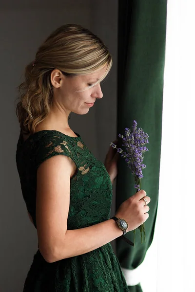 Kobieta Zielonym Vintage Sukienka Czyta Przez Okno — Zdjęcie stockowe