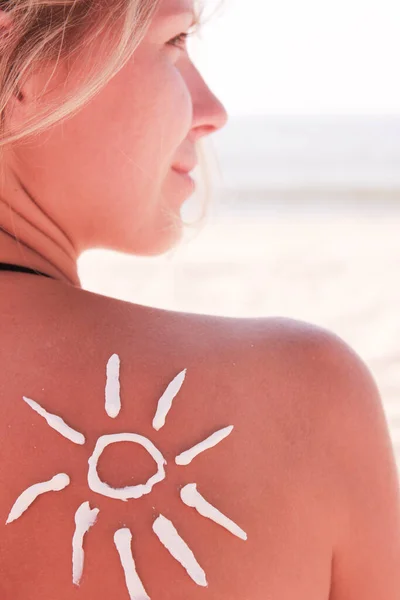 夏のビーチでの太陽の肩の上の幸せな女の子 — ストック写真