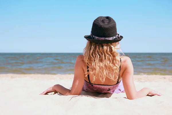 Menina Feliz Mar Verão Sobre Natureza Sol — Fotografia de Stock