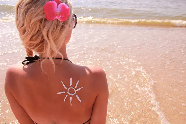 Chica Feliz Hombro Del Sol Playa Verano Naturaleza —  Fotos de Stock