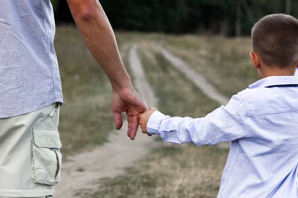 公園旅行の自然を愛する幸せな子供と親の手 — ストック写真