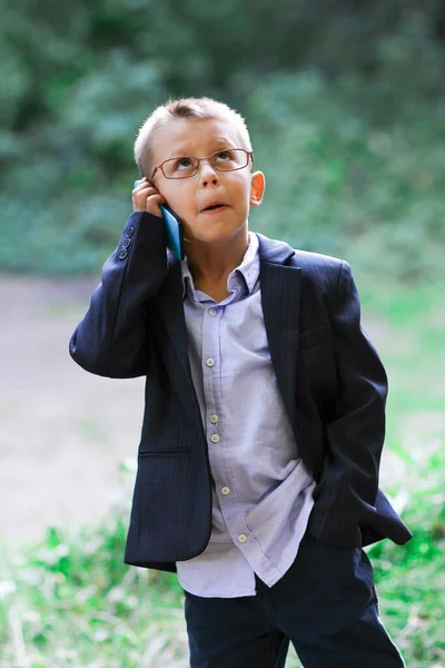 Šťastné Dítě Telefonem Podnikání Muži Emoce Přírodě Parku Cestování — Stock fotografie