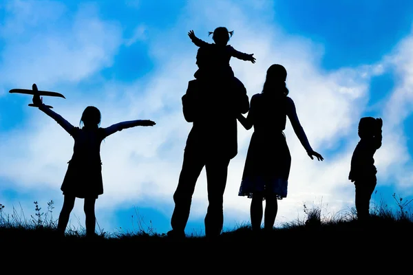 Šťastná Rodina Moře Pozadí Přírodní Siluety — Stock fotografie