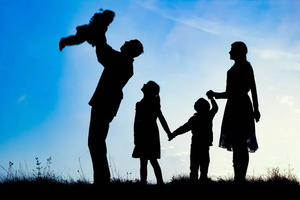 Glückliche Familie Meer Auf Natur Silhouette Hintergrund — Stockfoto