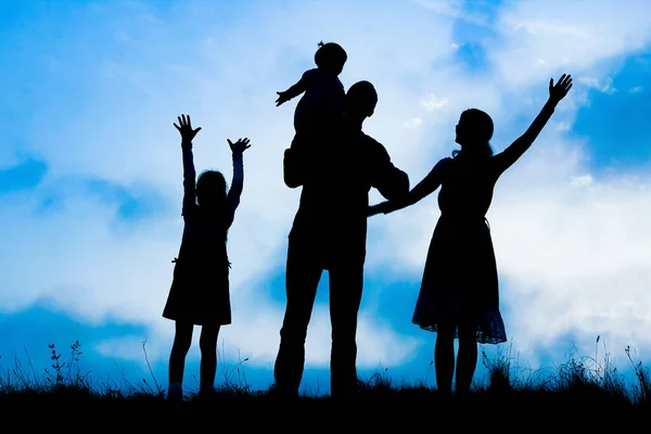 Familia Feliz Junto Mar Silueta Naturaleza Fondo — Foto de Stock