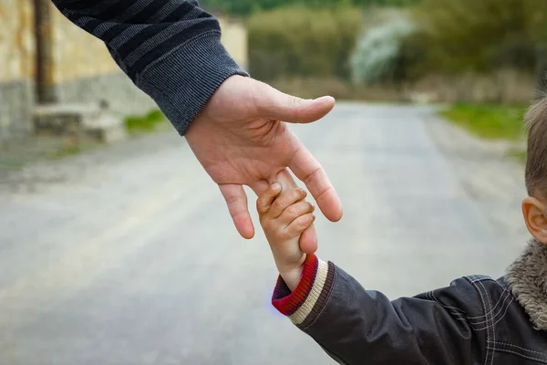 Красивые Руки Родителей Детей Открытом Воздухе Парке — стоковое фото