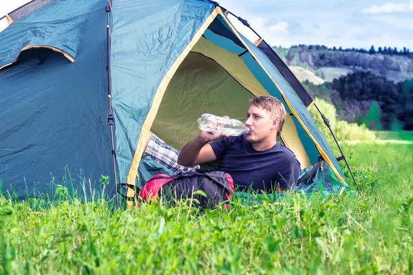 Turist i ett tält — Stockfoto