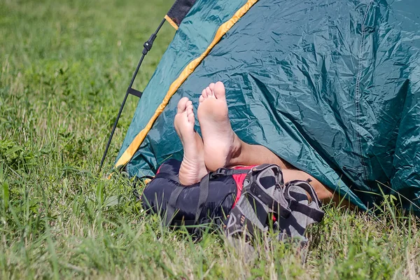 Tourist sleeping in a tent — Stock Photo, Image